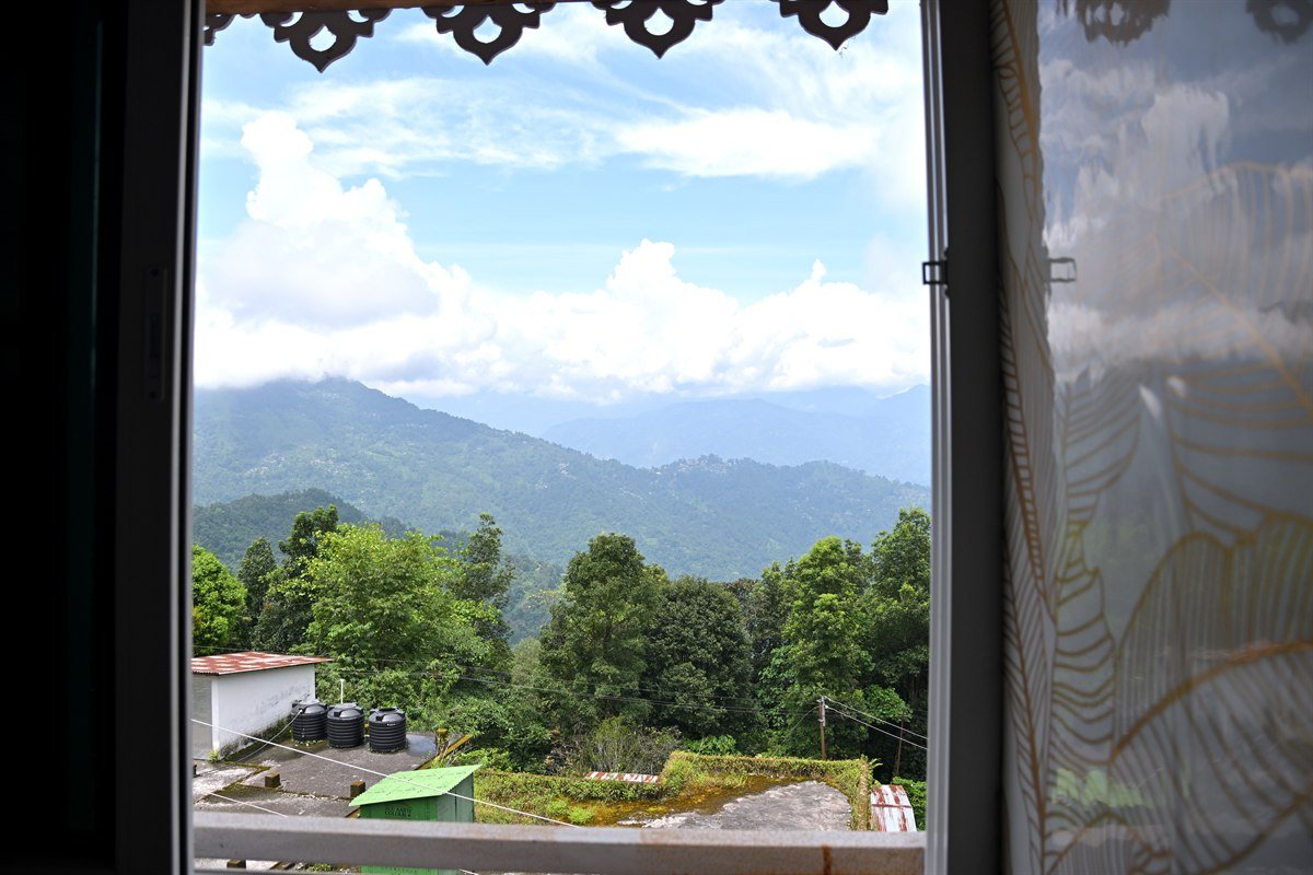 Takdah Homestay – Panoramic Kanchenjunga View Window